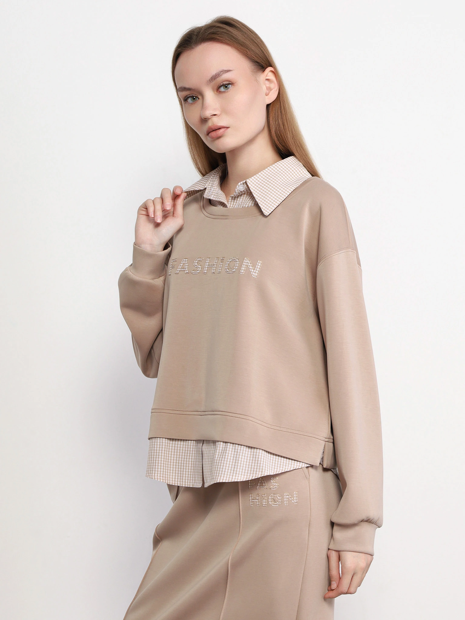 Толстовка бежевого цвета с имитацией